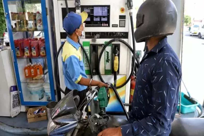 Petrol Diesel Price: तेल कंपनियों ने जारी किए पेट्रोल-डीजल के भाव, जानिए अपने शहर के ताजा रेट